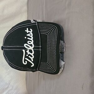 Never worn mens black and white TITLEIST cap